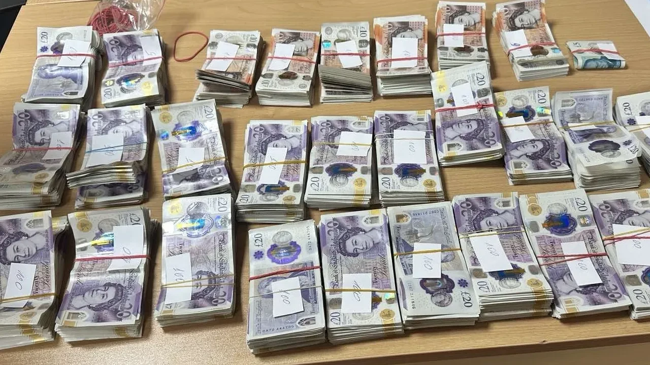 Tırın havalandırma kanalına gizlemişler! 50 bin İngiliz sterlini ile yakalandı