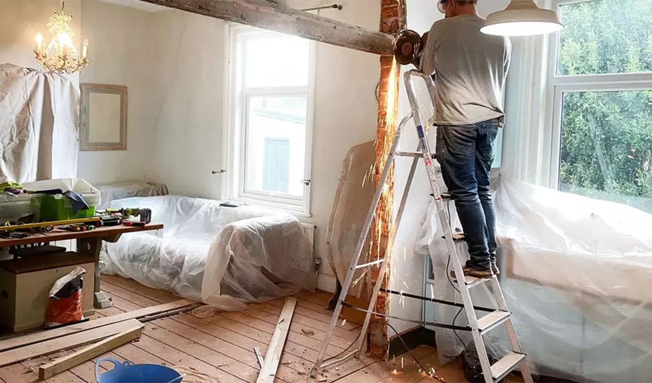 Yeni aldığı evin duvarlarından para fışkırdı! Sevinci kursağında kaldı