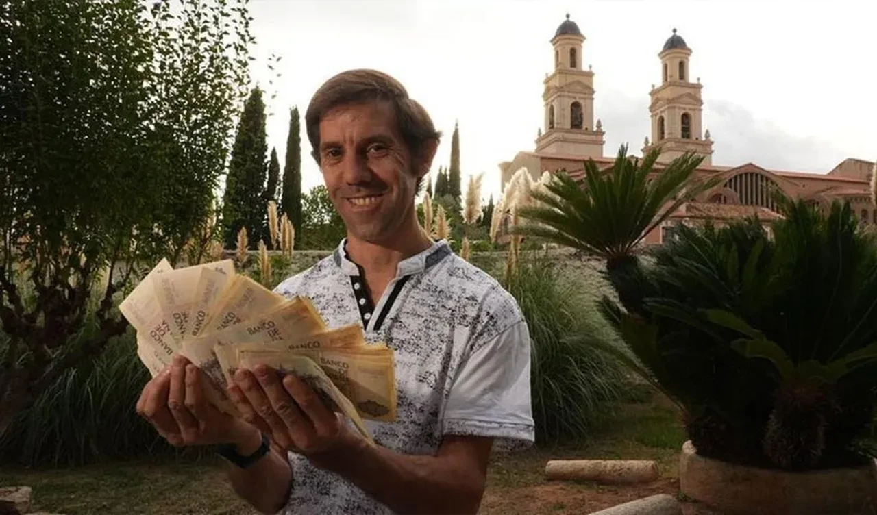 Yeni aldığı evin duvarlarından para fışkırdı! Sevinci kursağında kaldı