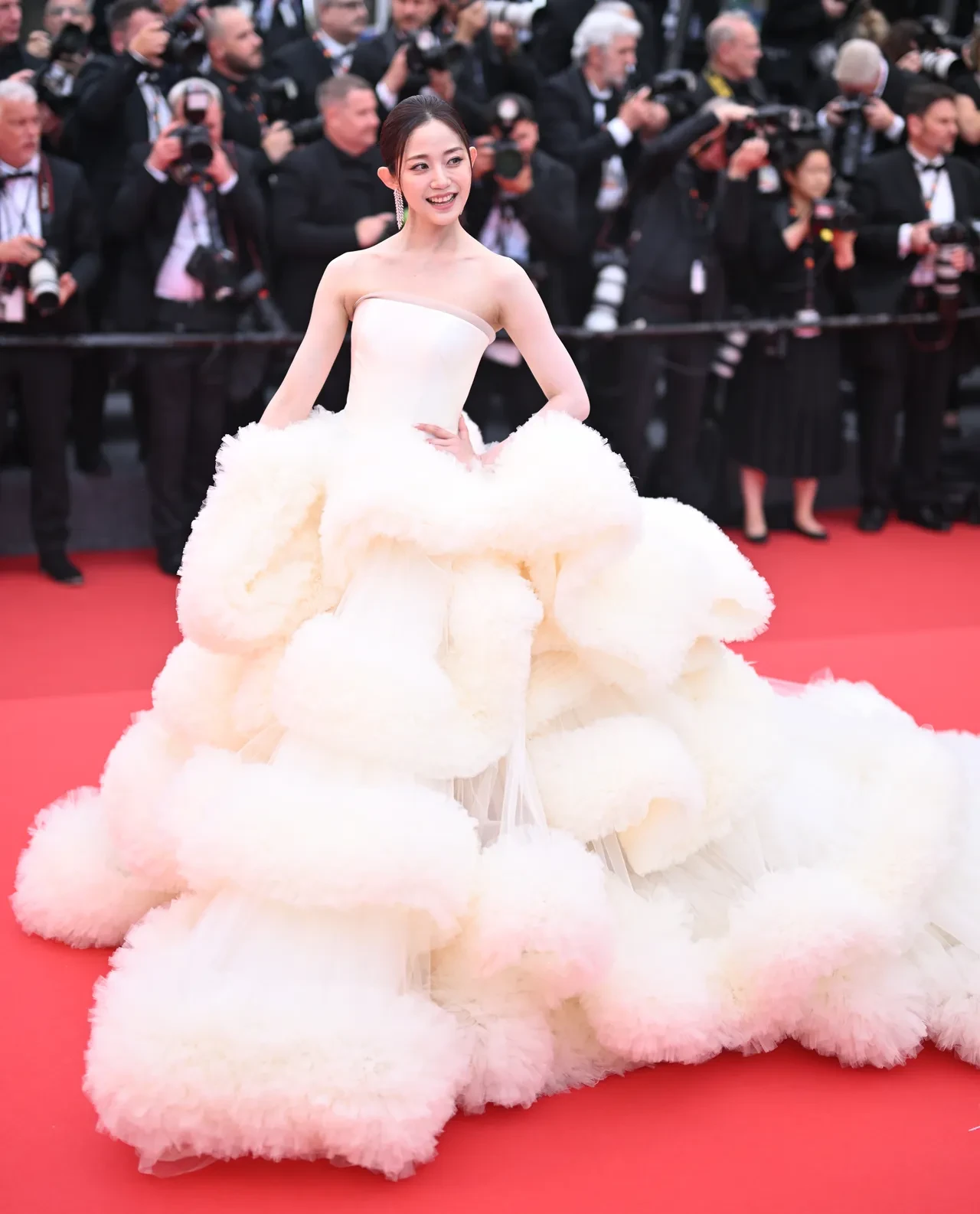 Cannes Film Festivali'nde ünlüler dekolte yasağına uydu: Sinema yeniden başrolde