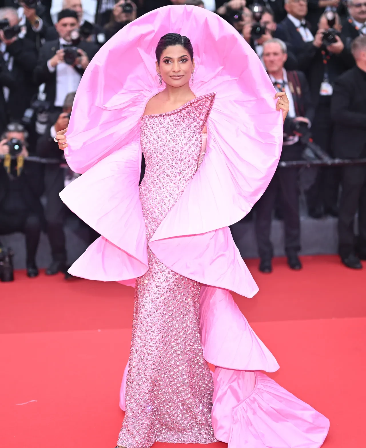 Cannes Film Festivali'nde ünlüler dekolte yasağına uydu: Sinema yeniden başrolde