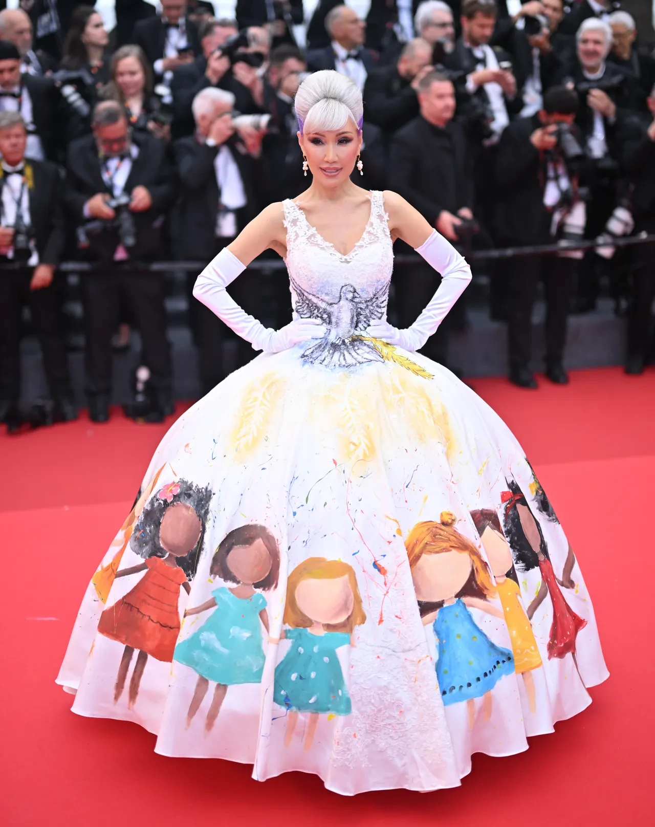 Cannes Film Festivali'nde ünlüler dekolte yasağına uydu: Sinema yeniden başrolde