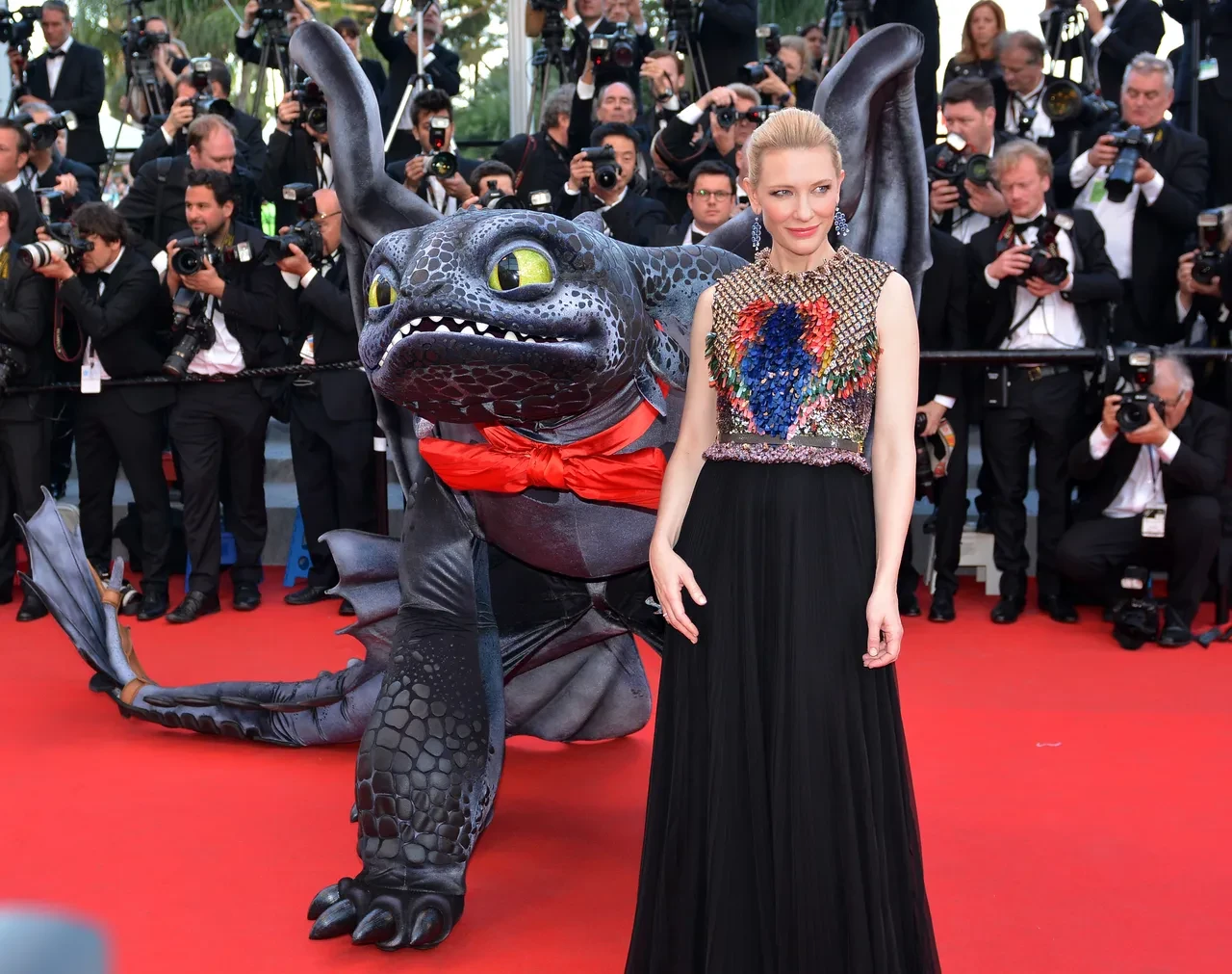 Cannes Film Festivali'nde ünlüler dekolte yasağına uydu: Sinema yeniden başrolde