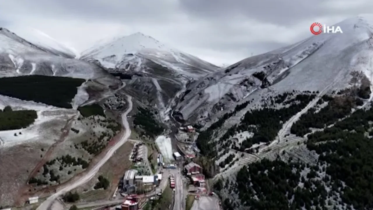 Erzurum Palandöken'de şoke eden kar manzarası! Kayak merkezi beyaza büründü