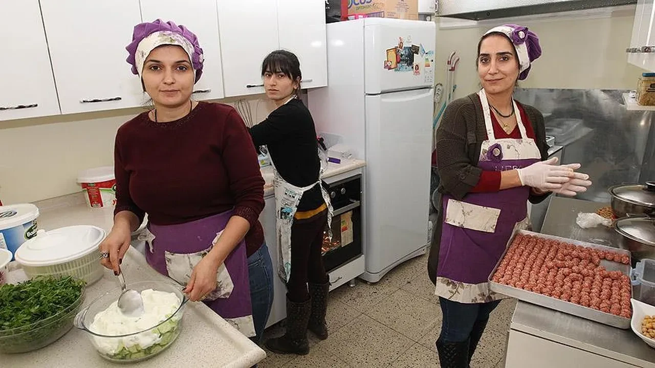 Ev kadınlarına emeklilik yolu gözüktü! Devlet destekli yeni sistem geliyor: Kimler bu haktan yararlanabilecek