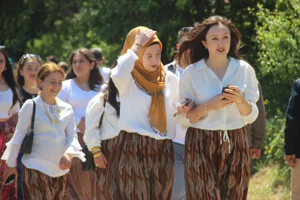 Gelenek köy hayrına akın ettiler: Aşıklar Sokağı'nda gençler kısmet peşinde!