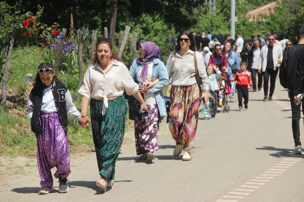 Gelenek köy hayrına akın ettiler: Aşıklar Sokağı'nda gençler kısmet peşinde!