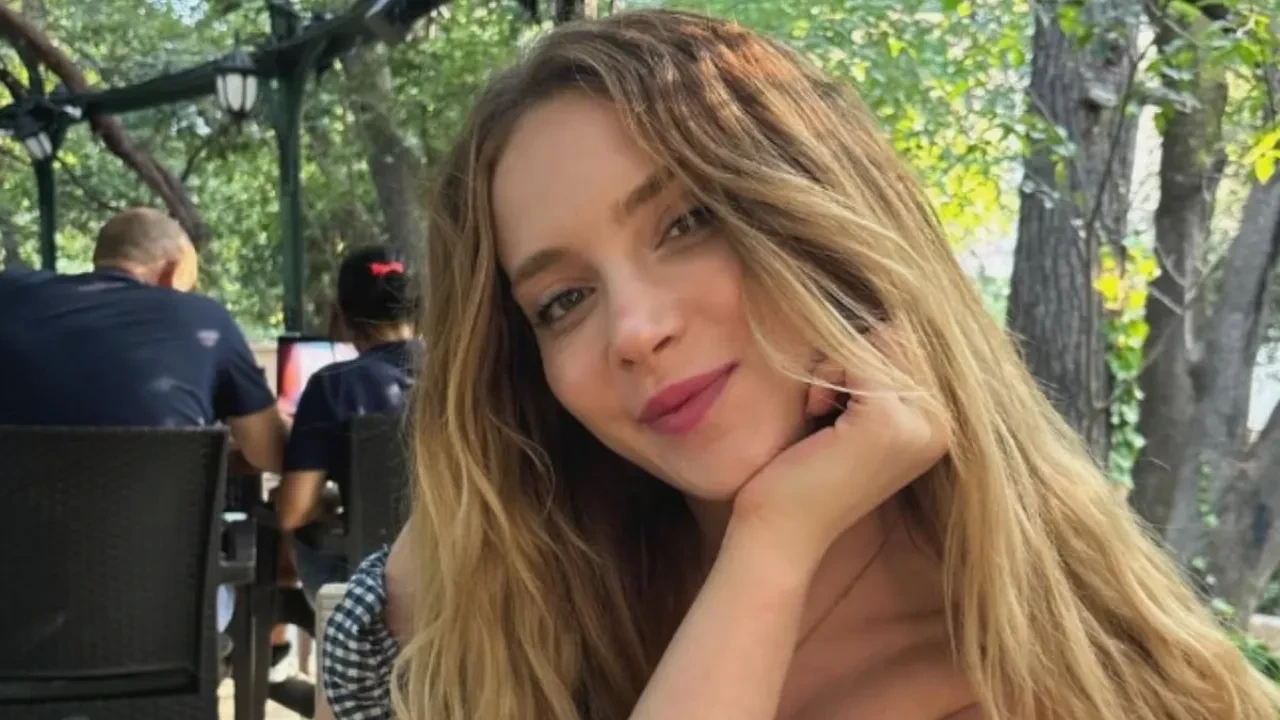 Hudutsuz Sevda dizisinden ayrılan Hayal Köseoğlu'nun paylaşımı tepki çekti 