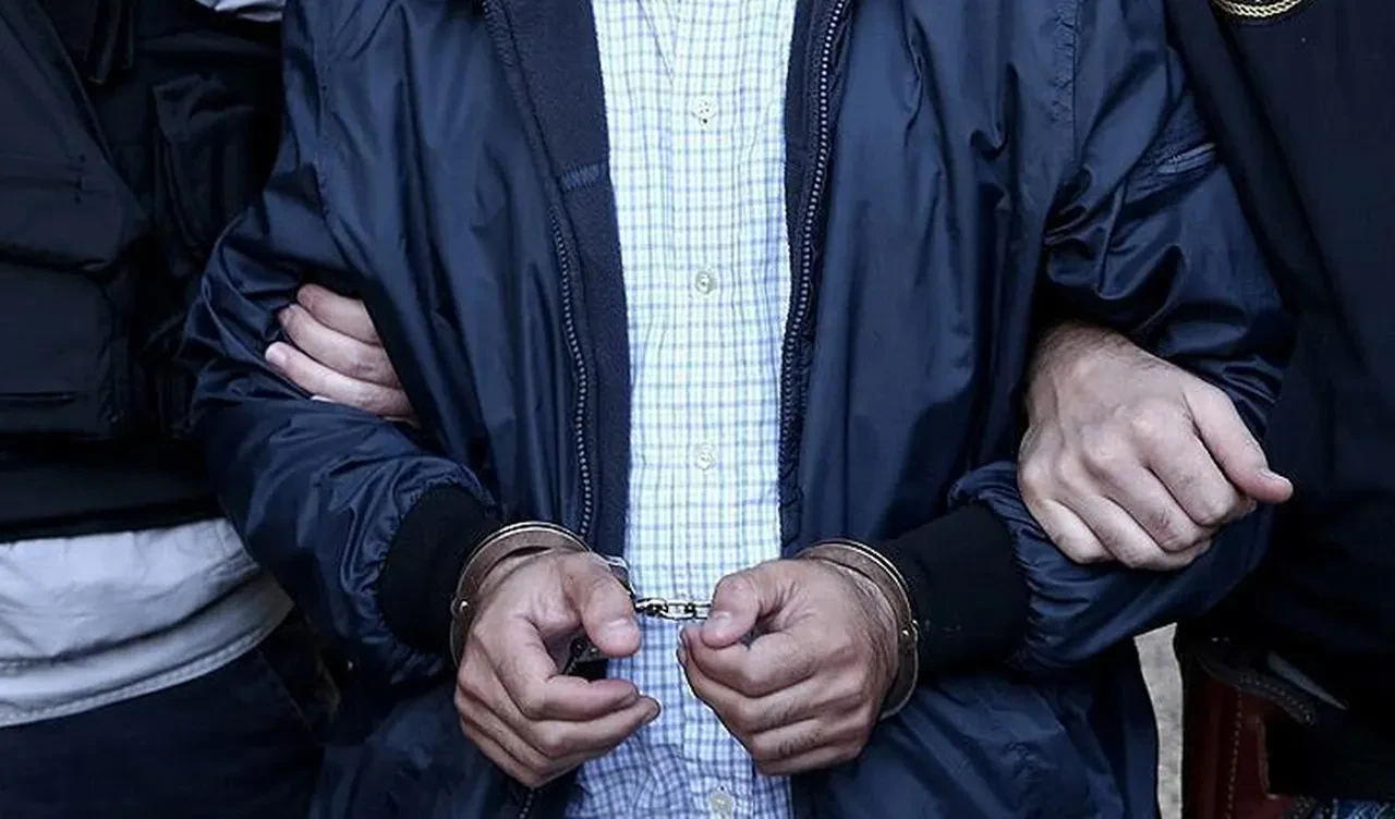 Interpol tarafından aranıyordu! İzmir'de yakalandı