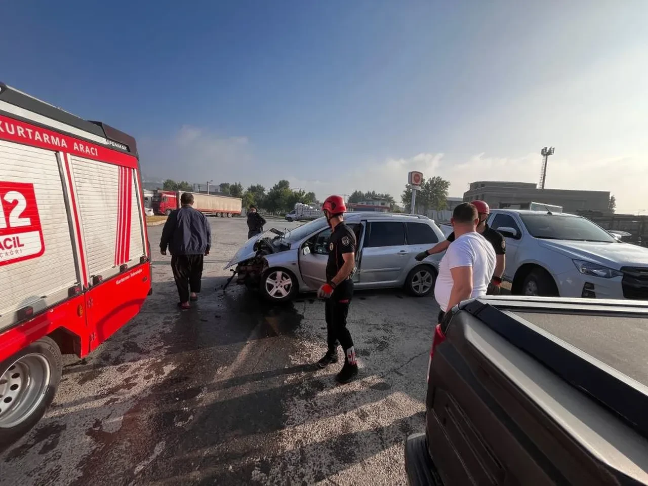 İşçi servisi ile otomobil çarpıştı: Çok sayıda yaralı var