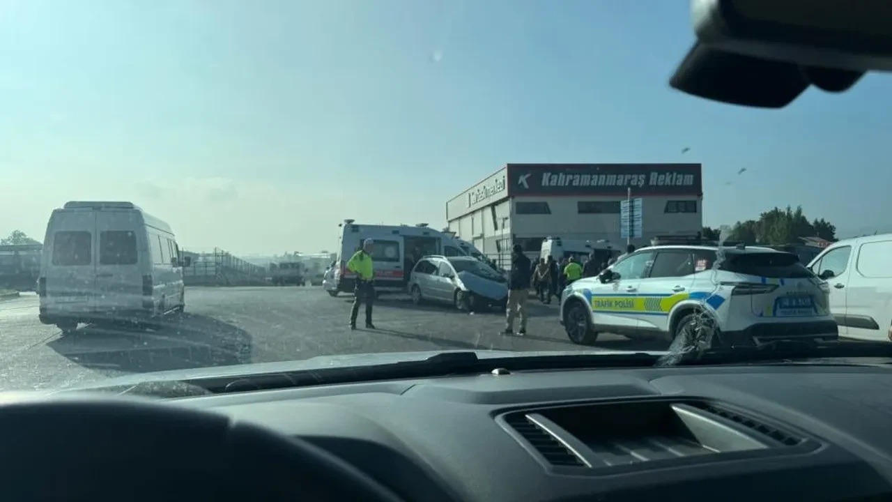 İşçi servisi ile otomobil çarpıştı: Çok sayıda yaralı var