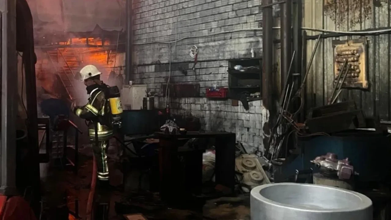 İzmir'de metal döküm atölyesi alevlere teslim oldu