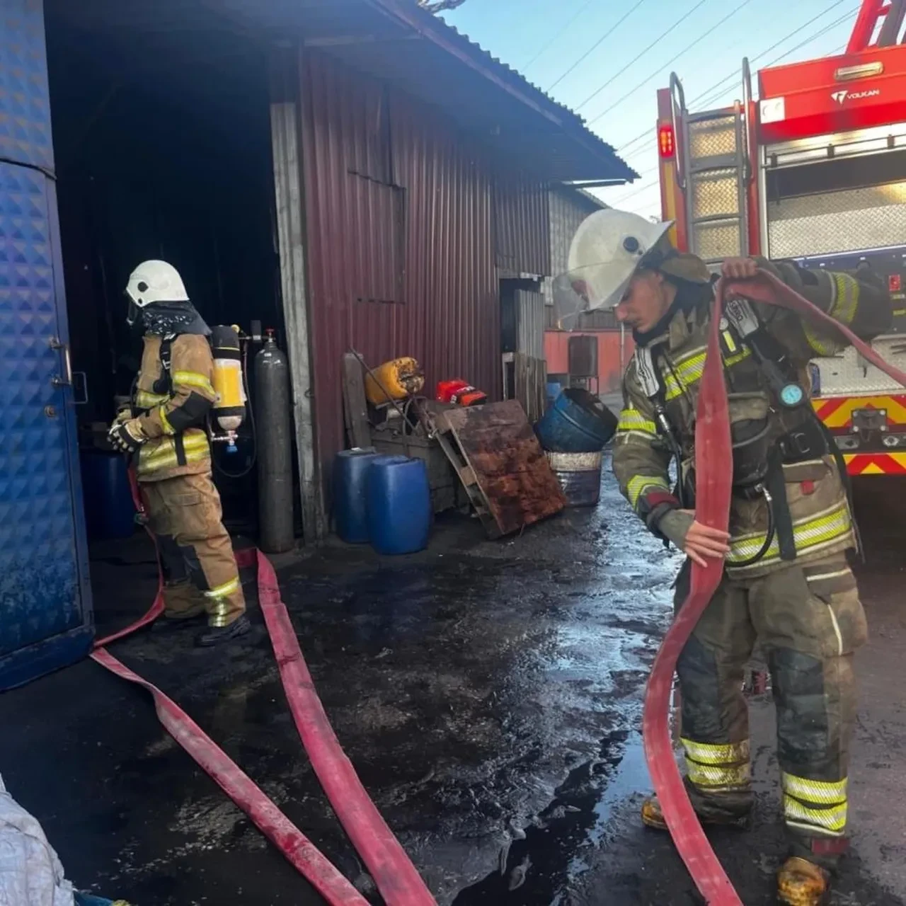 İzmir'de metal döküm atölyesi alevlere teslim oldu