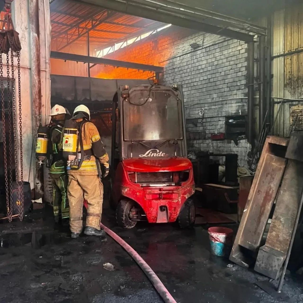 İzmir'de metal döküm atölyesi alevlere teslim oldu