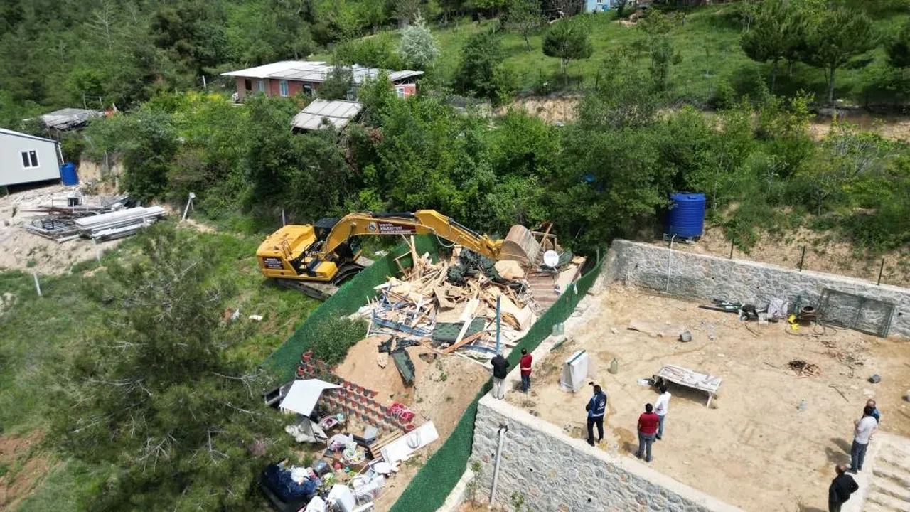 Kaçak villası yıkılması diye vinçle taşıdı: Görenler şaştı kaldı
