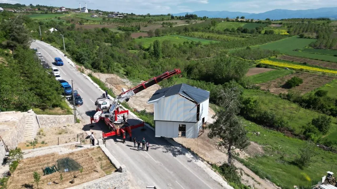Kaçak villası yıkılması diye vinçle taşıdı: Görenler şaştı kaldı