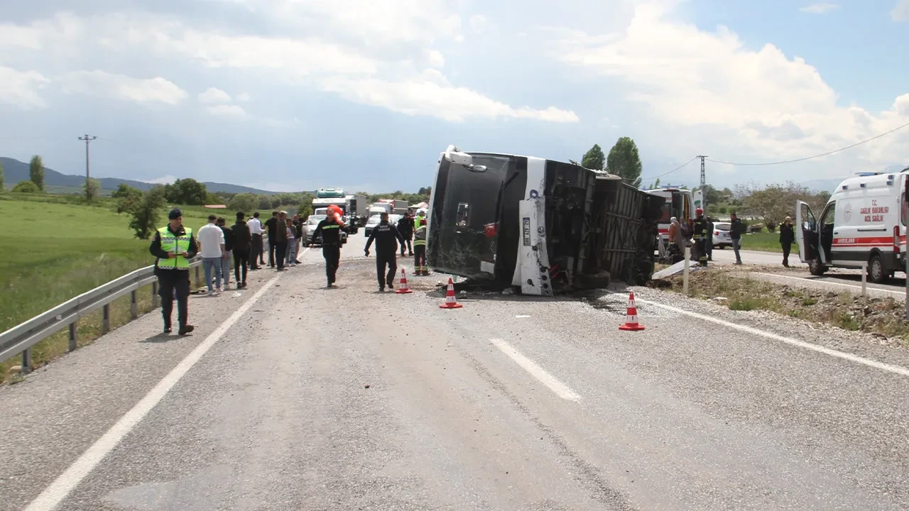 Konya'da otobüs kaygan yolda devrildi: 13 yaralı