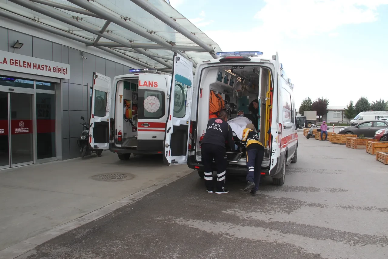 Konya'da otobüs kaygan yolda devrildi: 13 yaralı