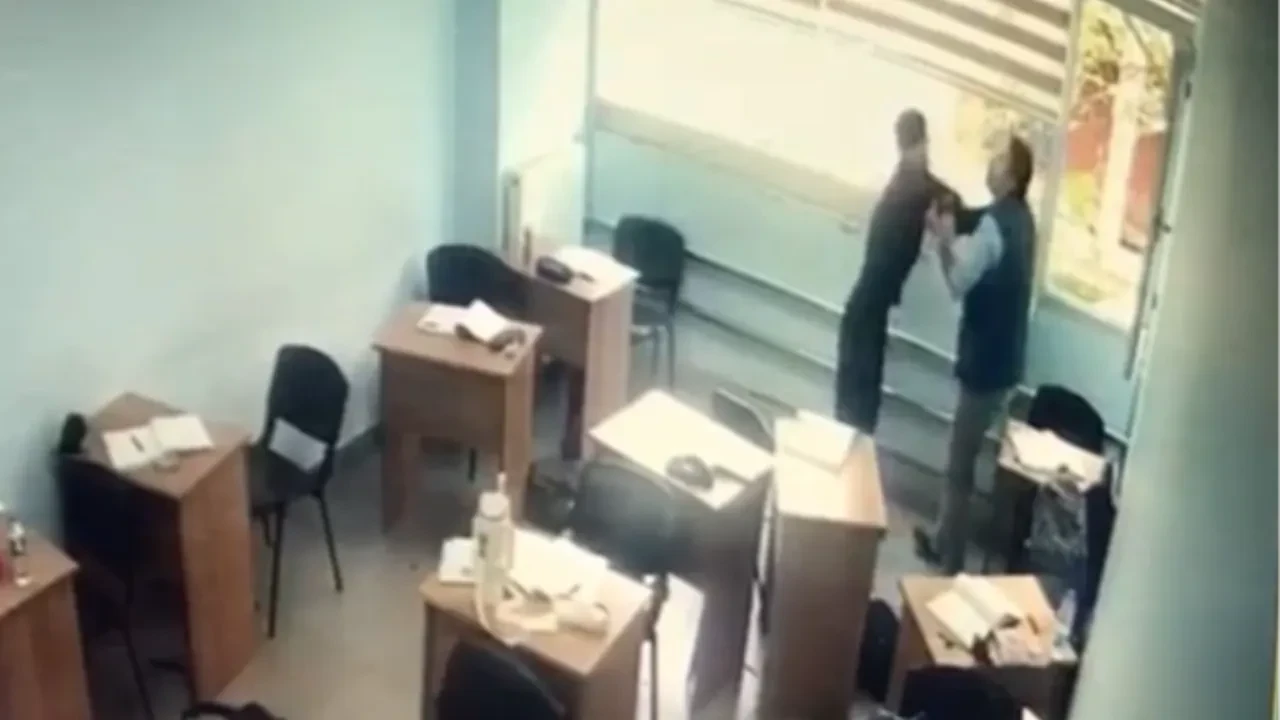 Kurs merkezinde dehşet! Sınıfa girip öğrenciye sopa ve bıçakla saldırdı 