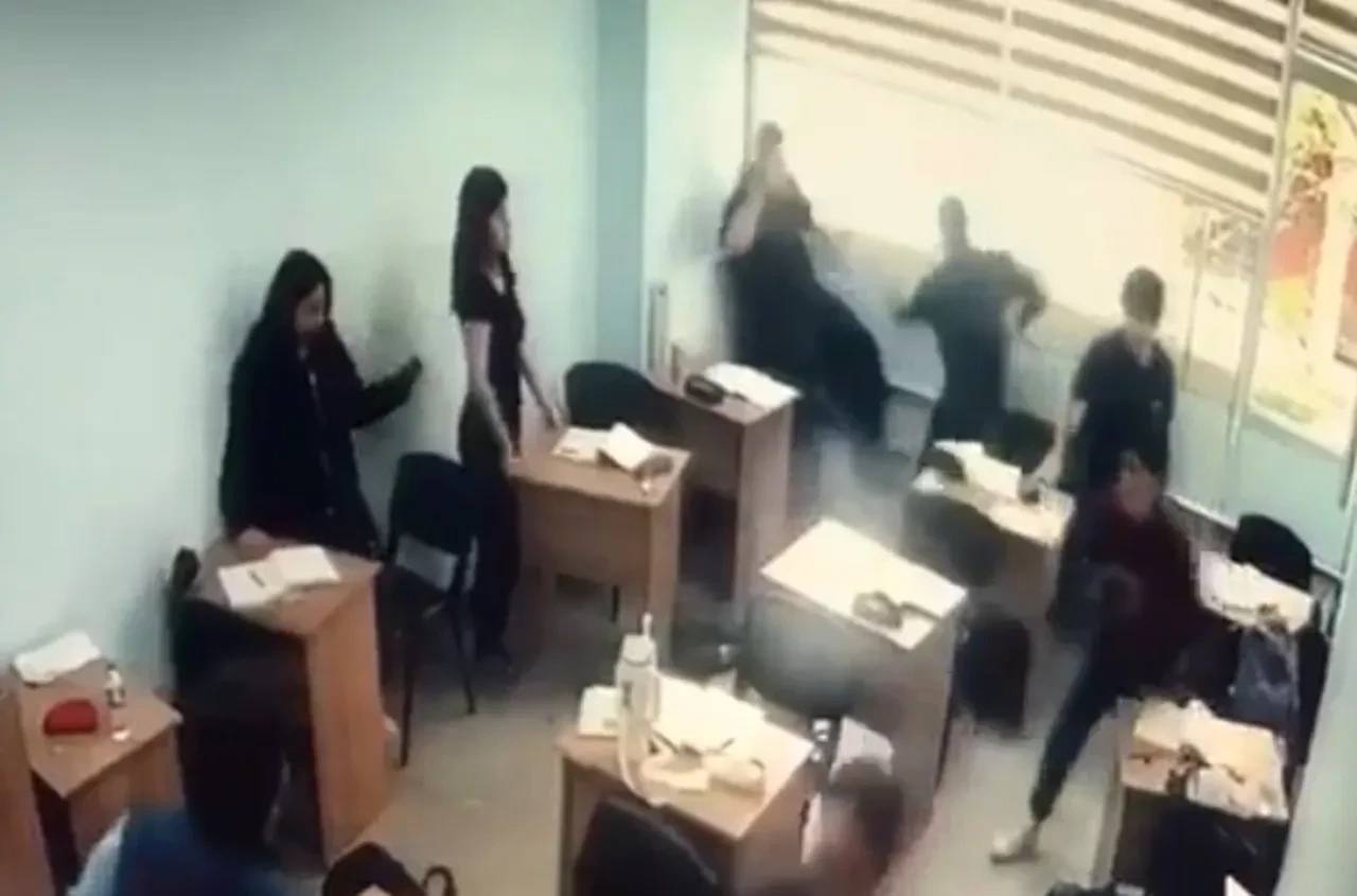 Kurs merkezinde dehşet! Sınıfa girip öğrenciye sopa ve bıçakla saldırdı