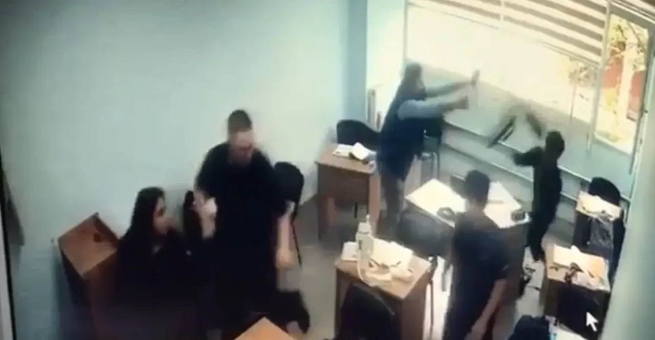 Kurs merkezinde dehşet! Sınıfa girip öğrenciye sopa ve bıçakla saldırdı