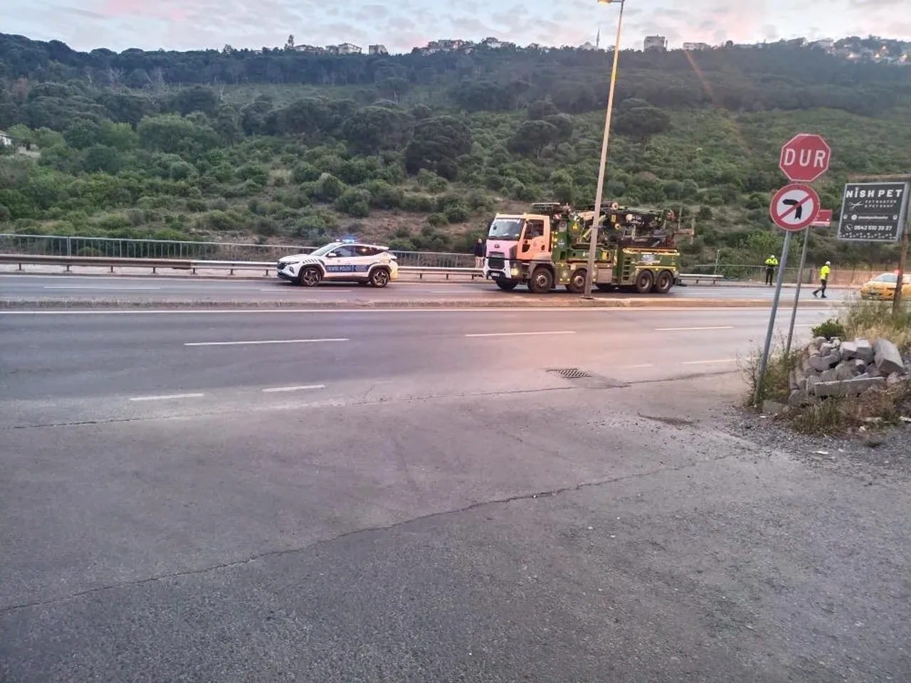 Maltepe'de korkunç kaza! Bariyerleri aşıp gölete uçtu
