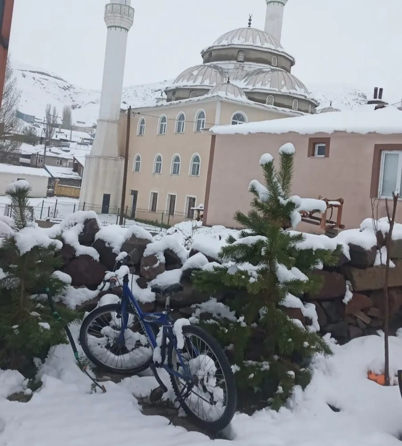Mayıs ayında kar sürprizi! Her yer bembeyaz oldu