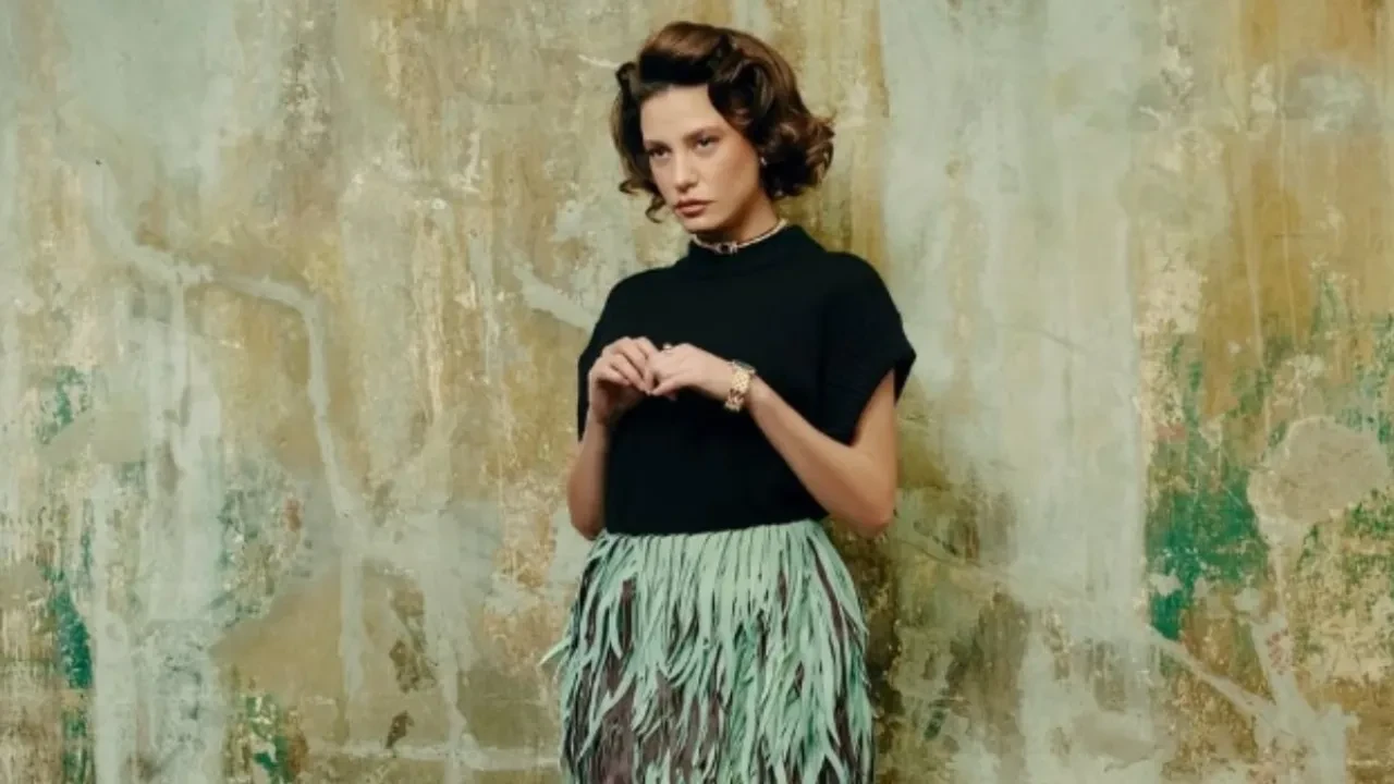 Serenay Sarıkaya defileyi izlemek için bakın nasıl plan yaptı! 