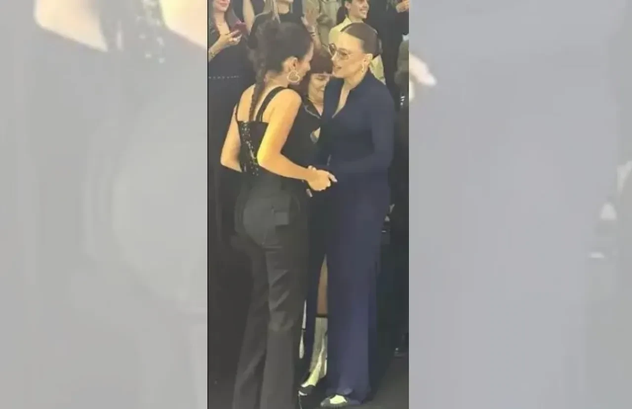 Serenay Sarıkaya defileyi izlemek için bakın nasıl plan yaptı! 