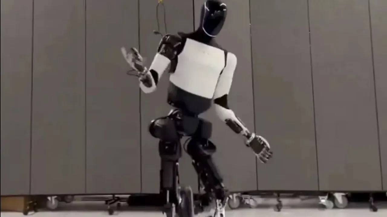 Tesla'nın insansı robotu dans pistine çıktı: Video sosyal medyayı salladı