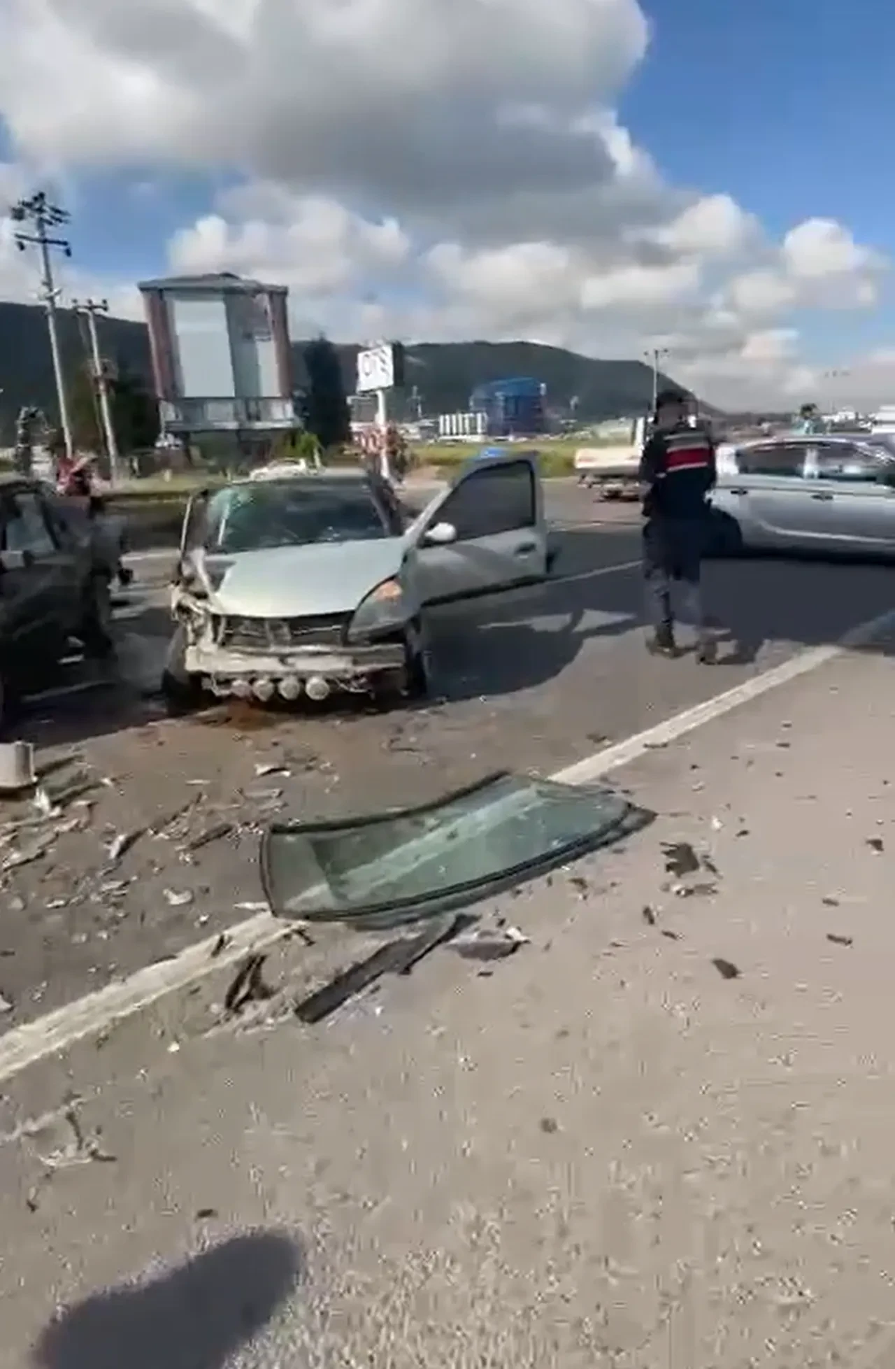Yalova'da feci kaza! 4 araçlı zincirleme kaza: Çok sayıda yaralı var