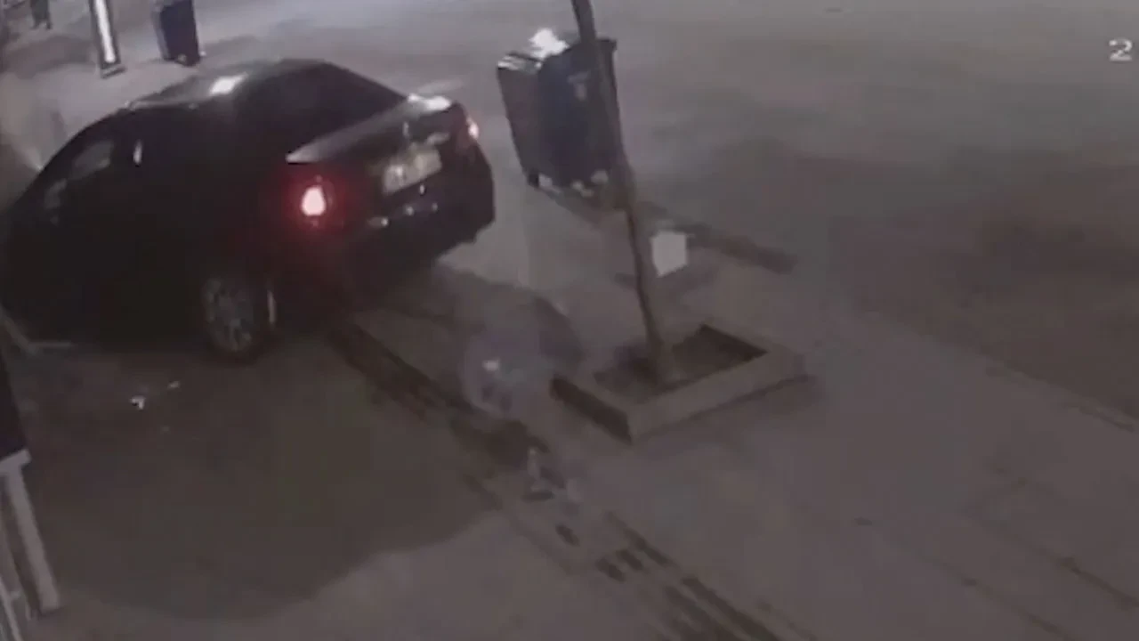 Aracıyla iş yerine çarptı, bir süre sonra kaçtı