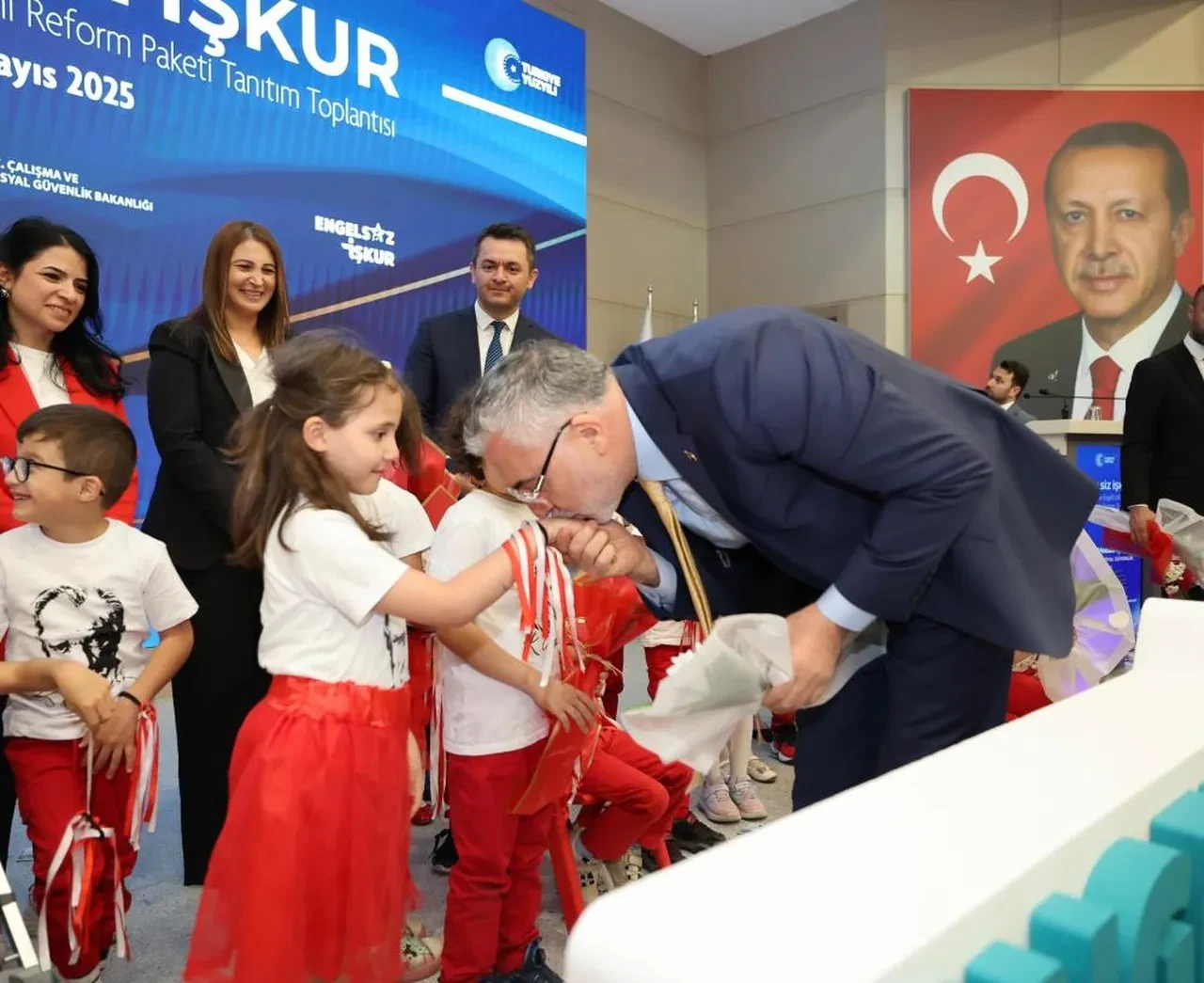 Bakan Işıkhan müjdeyi verdi: 10 bin engelliye daha iş imkanı!