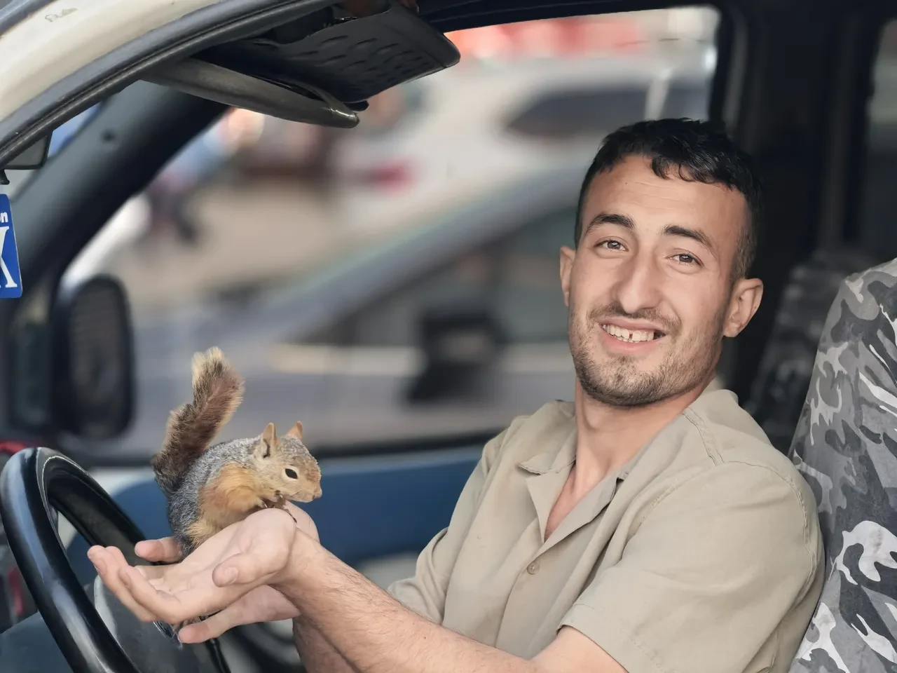 Beslediği sincap peşini bırakmadı! İnşaatta çalışmaya başladı: İşte içleri ısındıran görüntüler