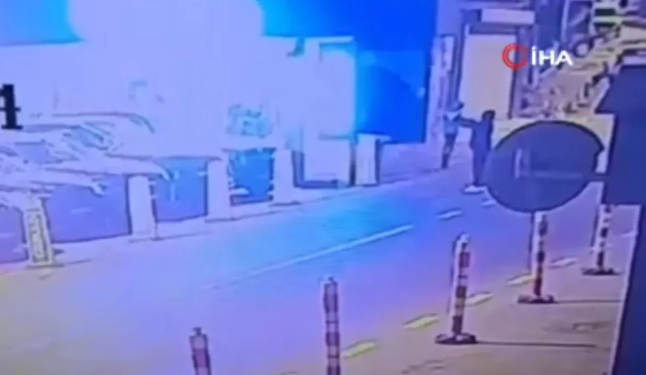 Haraç çetesi oto galeriye dadandı! Kurşun yağmuru kamerada