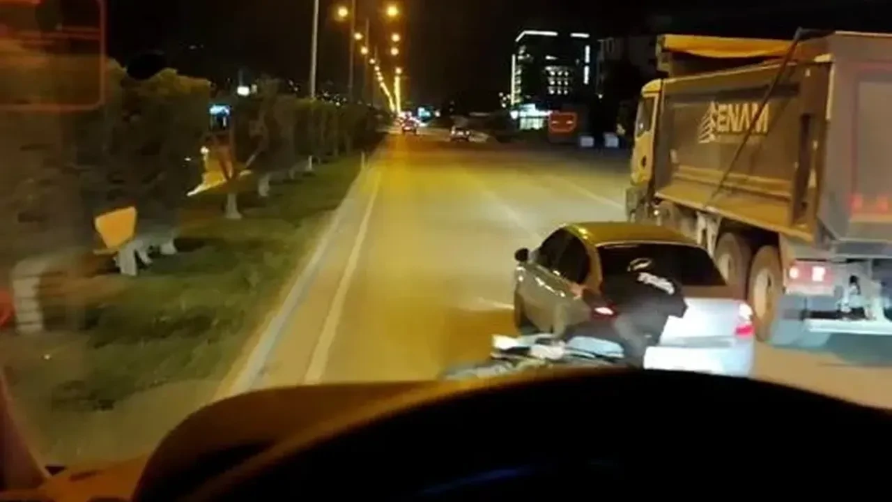 Hatay’da sollama faciası: Motosiklettekiler yere savruldu, sürücü kaçtı