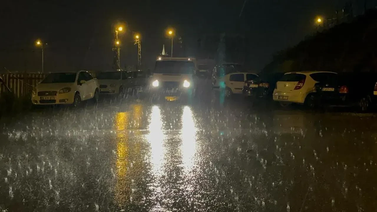 Hatay’ı dolu vurdu! Yollar göle döndü, hayatı felç etti