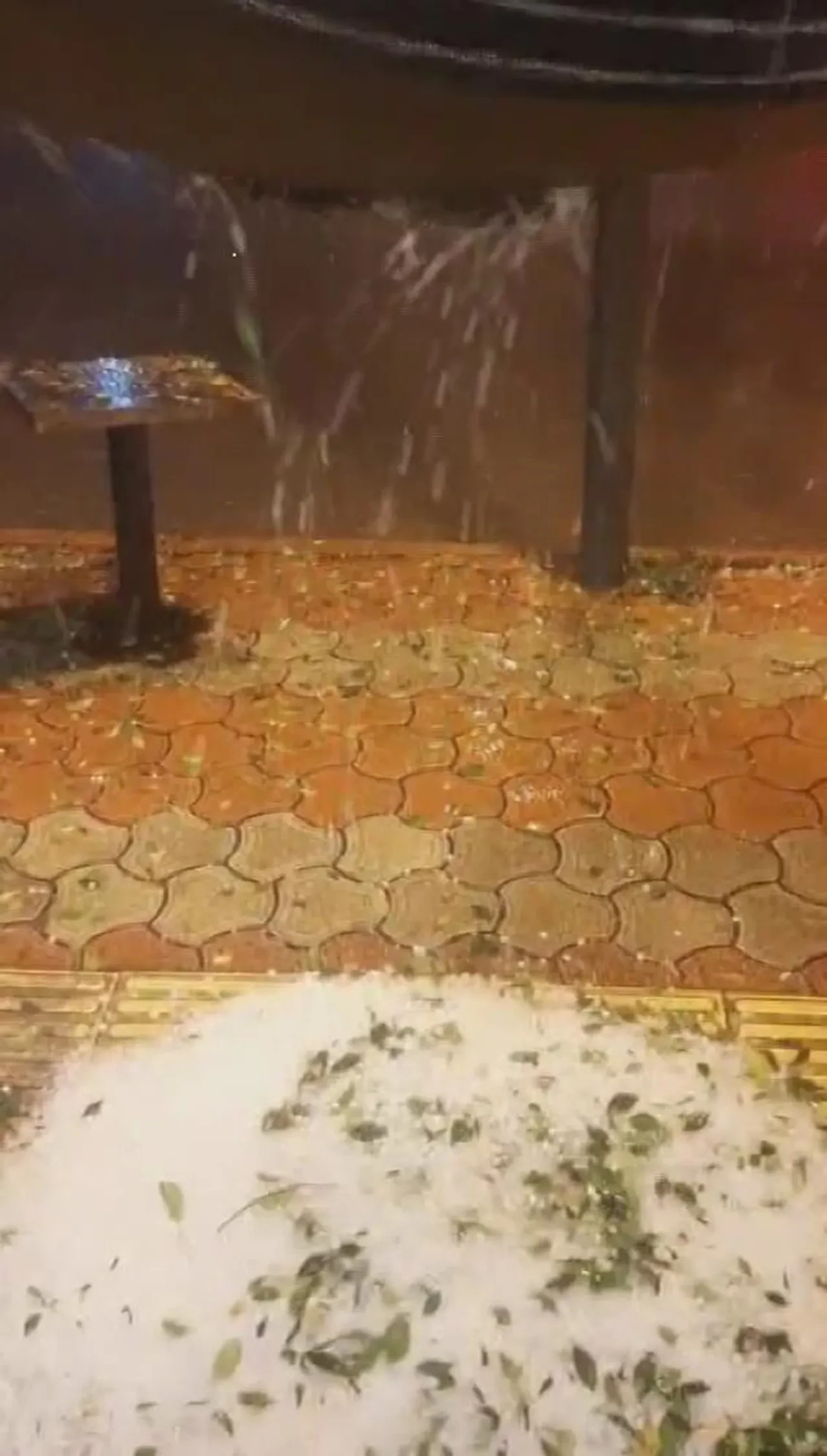 Hatay’ı dolu vurdu! Yollar göle döndü, hayatı felç etti