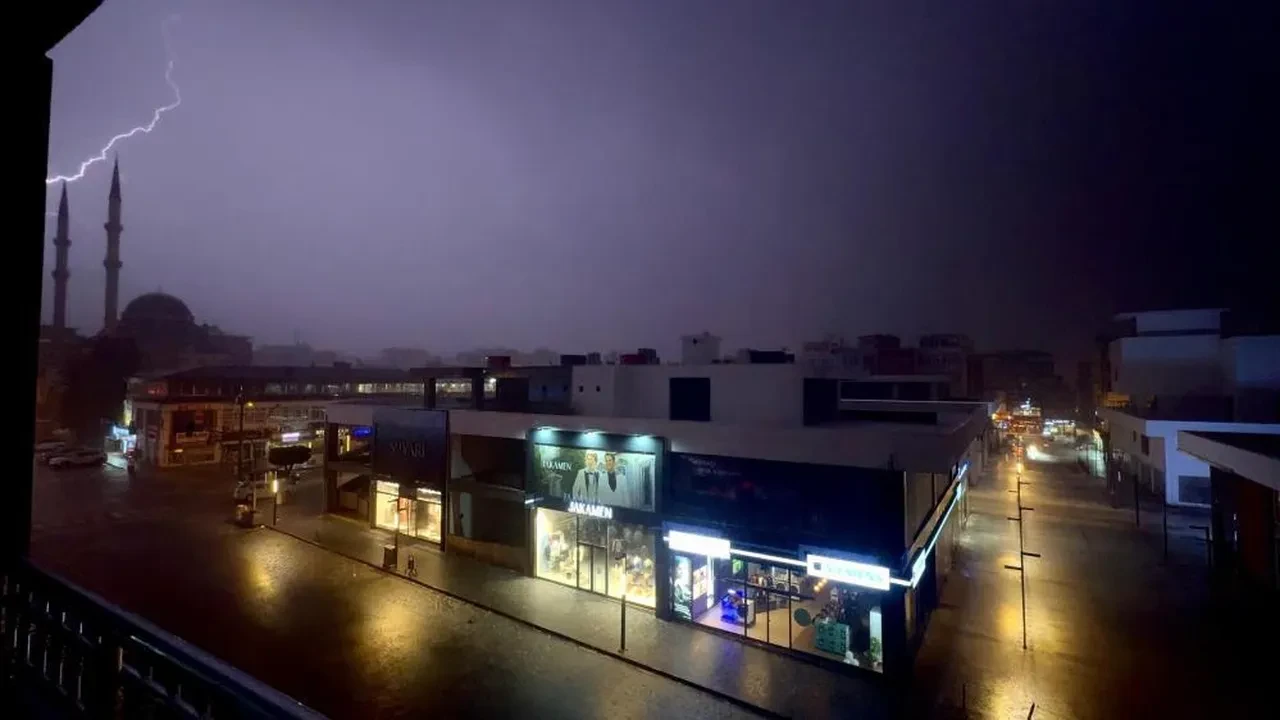 Hatay’ı dolu vurdu! Yollar göle döndü, hayatı felç etti