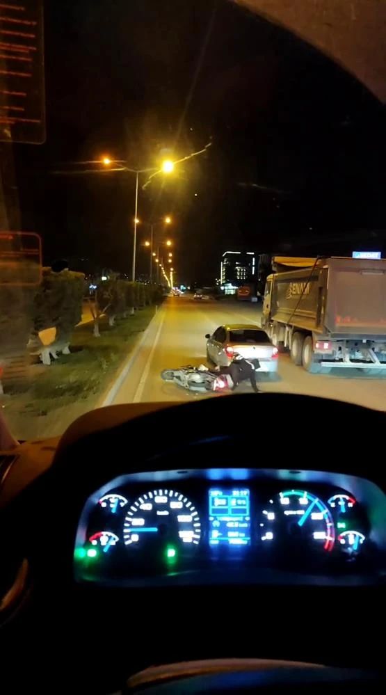 Hatay’da sollama faciası: Motosiklettekiler yere savruldu, sürücü kaçtı