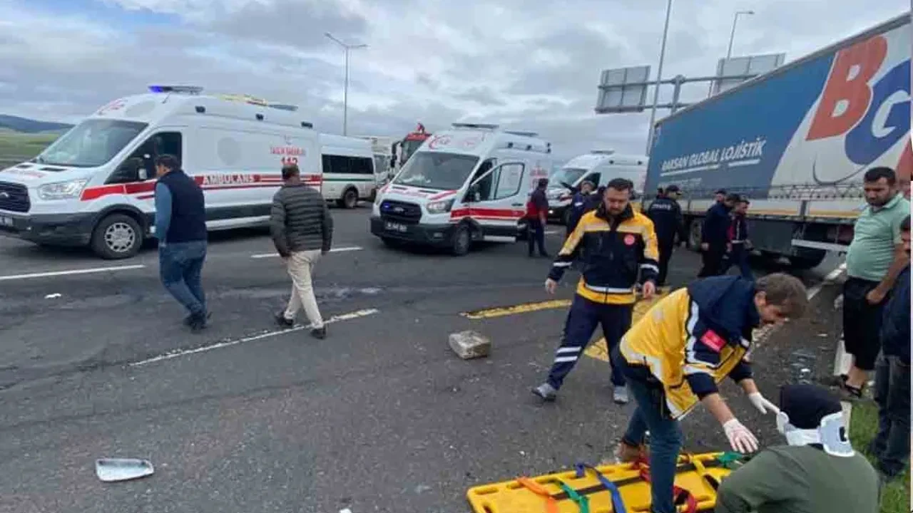 Kars’ta feci kaza! 2'si ağır çok sayıda yaralı var