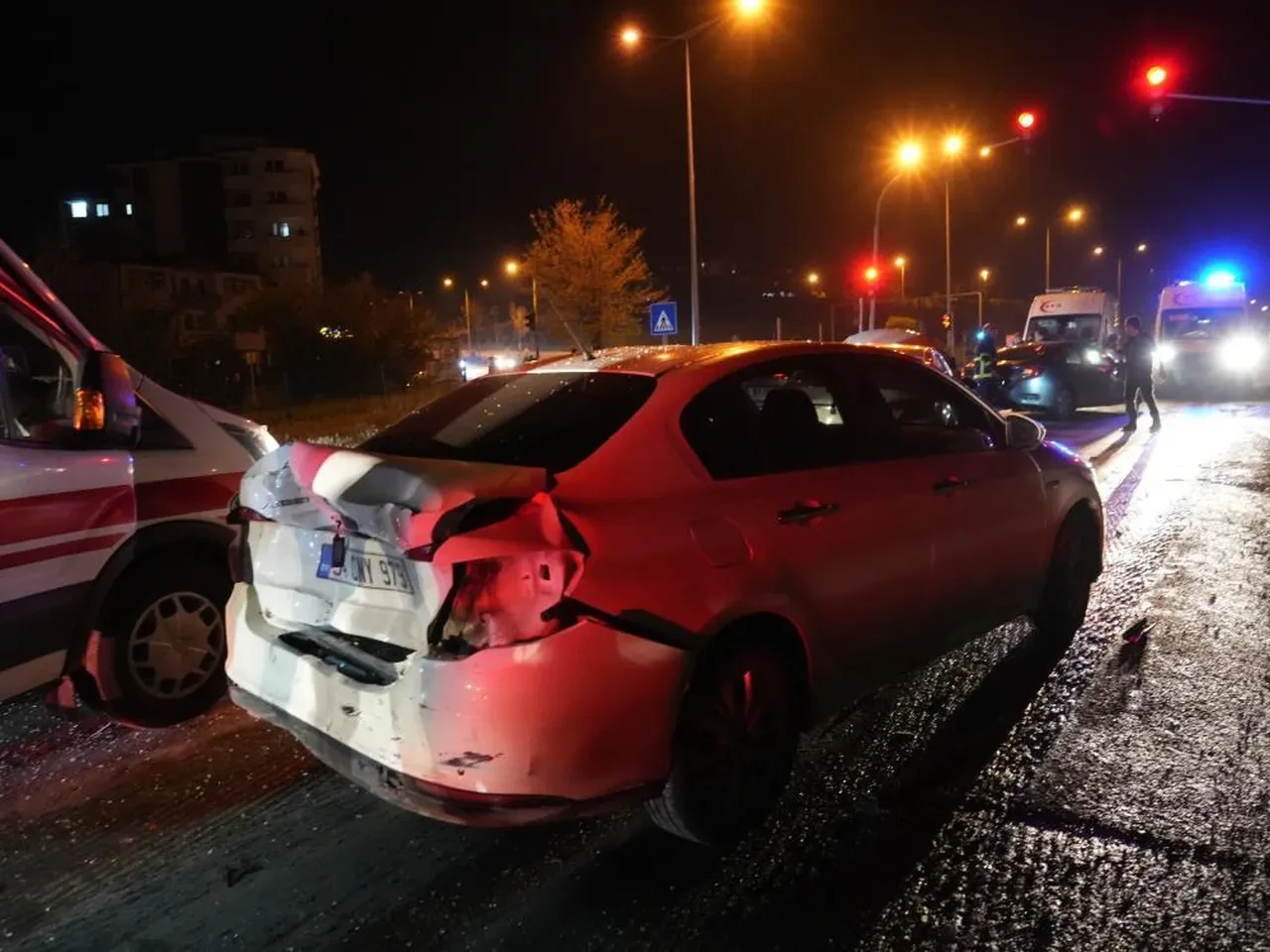 Kastamonu'da can pazarı! Kırmızı ışıkta bekleyen araçlara çarptı: 9 yaralı