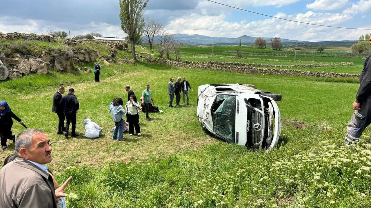 Kayseri'de öğrenci servisi devrildi: Çok sayıda yaralı var