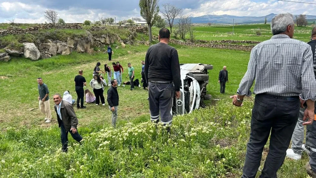 Kayseri'de öğrenci servisi devrildi: Çok sayıda yaralı var