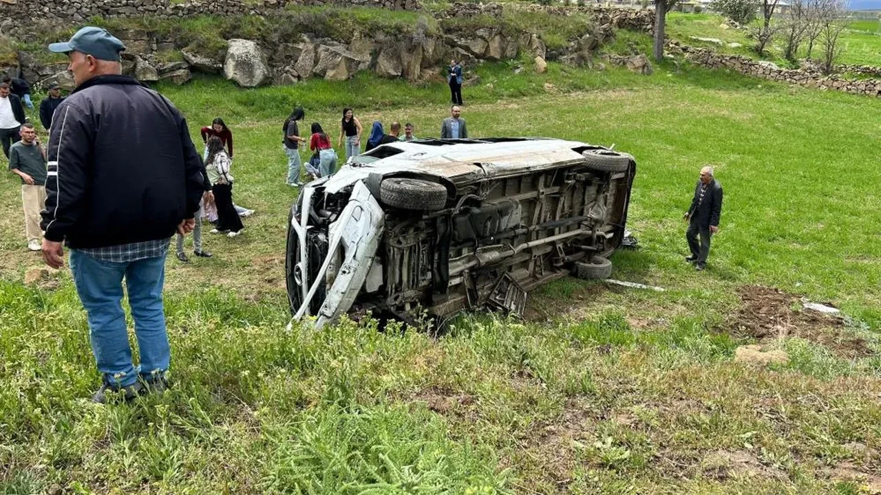 Kayseri'de öğrenci servisi devrildi: Çok sayıda yaralı var