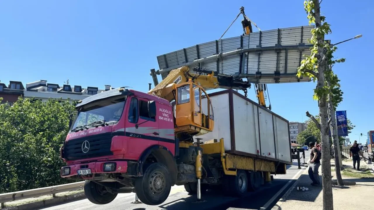 Levhaya çarpan kamyon adeta şaha kalktı! 