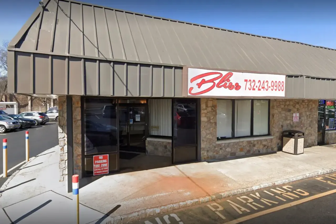 Oyuncak ayının içinden çıkan paralar şoke etti! Polis baskınında her şey ortaya çıktı