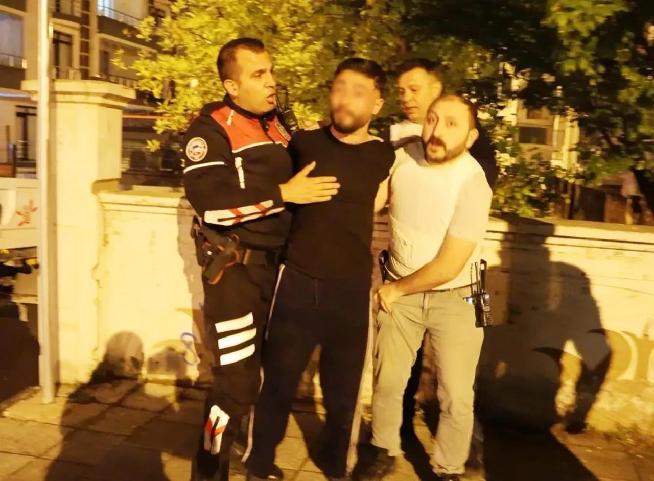 Oyuncak tabancayla mahalleyi ayağa kaldırdı! Polise olmadık sözler sarf etti