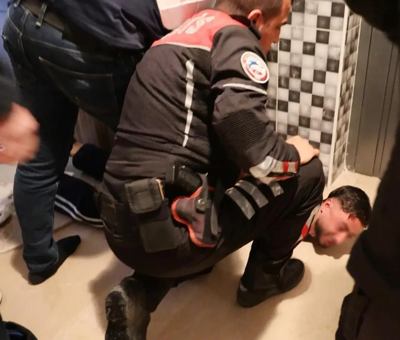 Oyuncak tabancayla mahalleyi ayağa kaldırdı! Polise olmadık sözler sarf etti