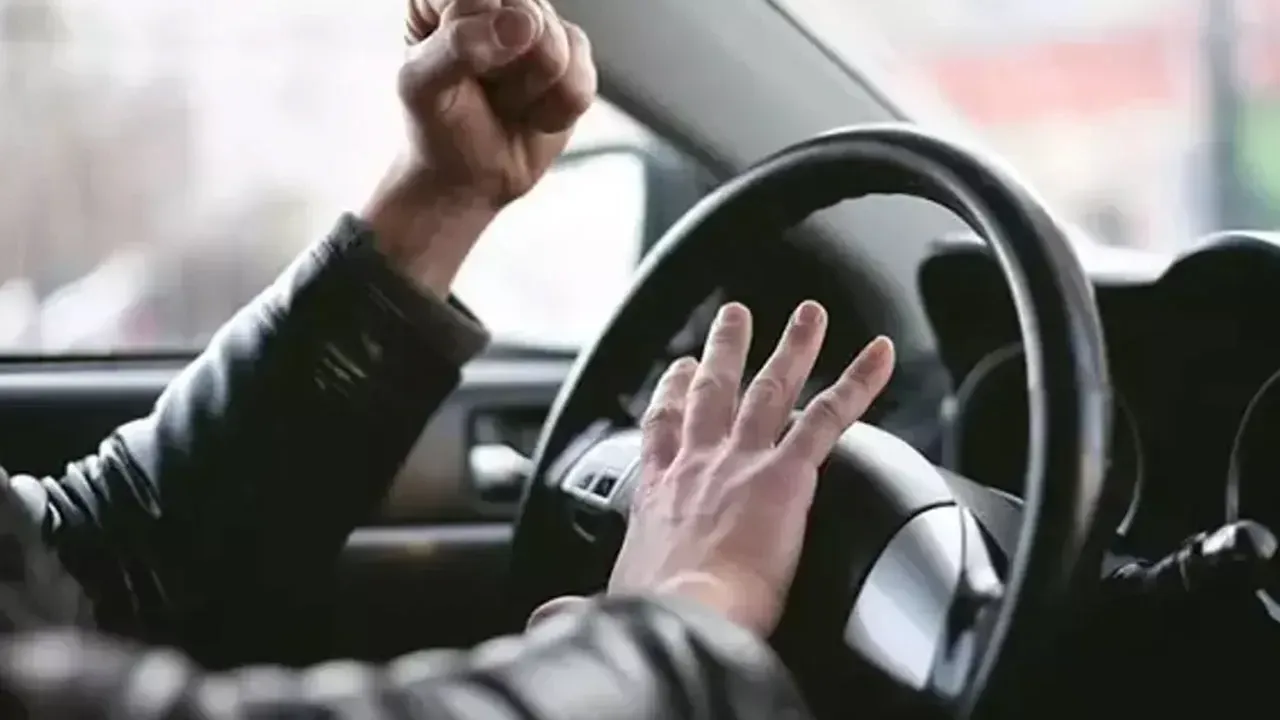 Psikologlar uyarıyor! Araba sürerken bu tarz müzikler dinleyenler kazaya davetiye çıkarıyor